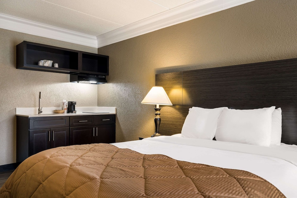 Standard Room, 1 Queen Bed, Non Smoking - Photo 3