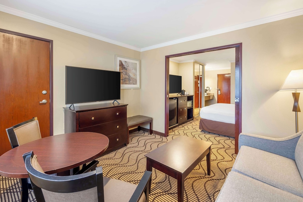 Suite, 1 King Bed, Non Smoking - Photo 1