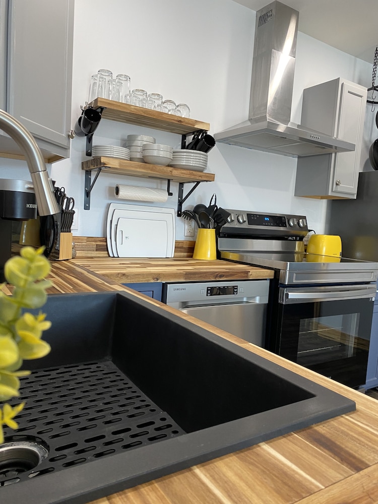 Deluxe Suite, 1 Bedroom, Accessible, Kitchen photo 2