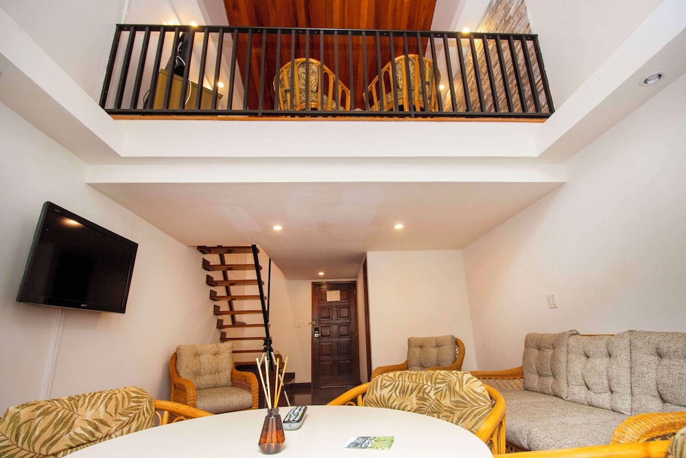 1 King Bed, 2 Level Room, Studio Suite - Photo 3