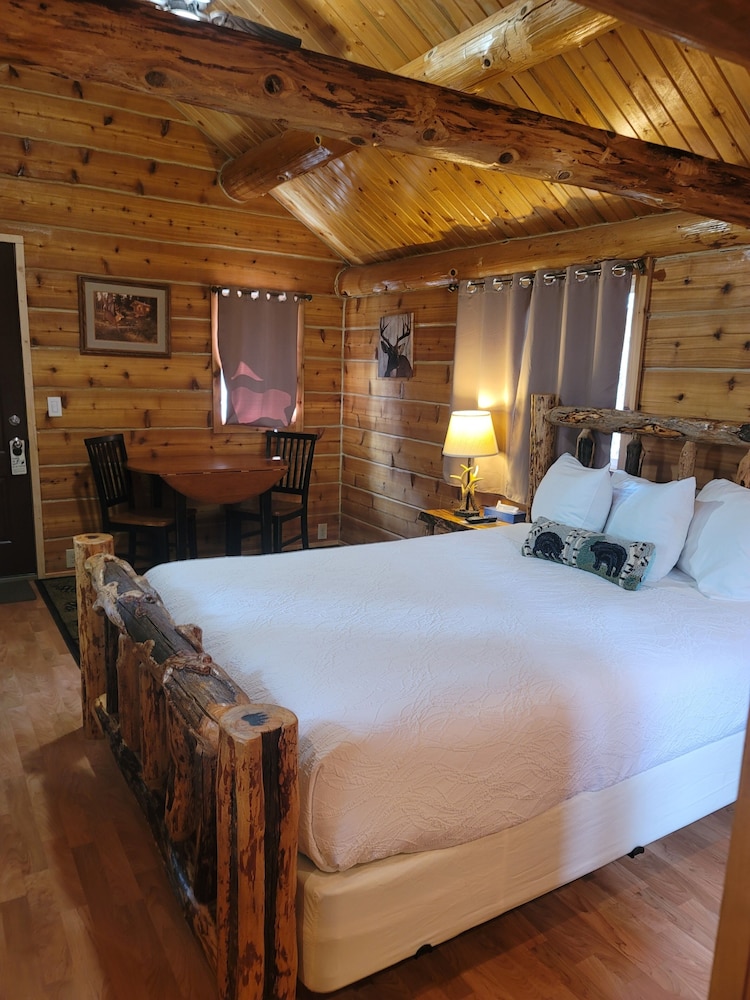 Deluxe Cabin, 1 Queen Bed (Clark Cabin) photo 3