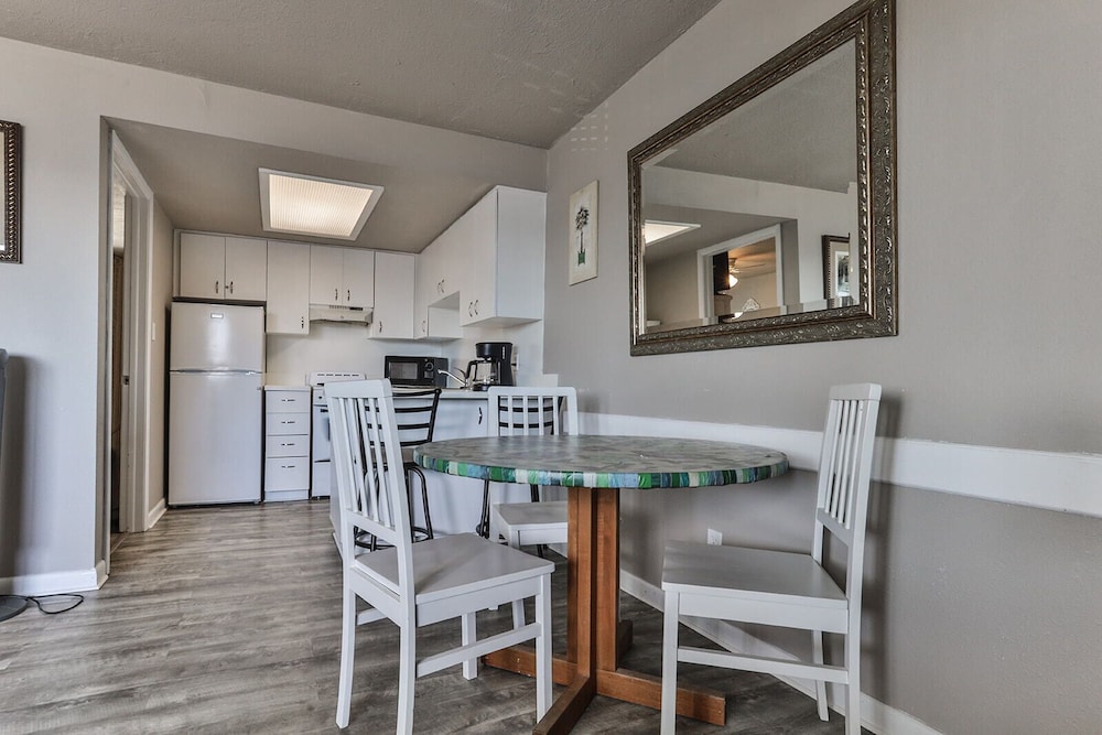 Suite - Photo 13