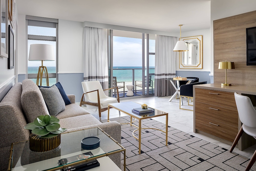Suite, 1 Bedroom, Oceanfront (Mobility/Hearing Access, Roll-In Shwr) - Photo 3