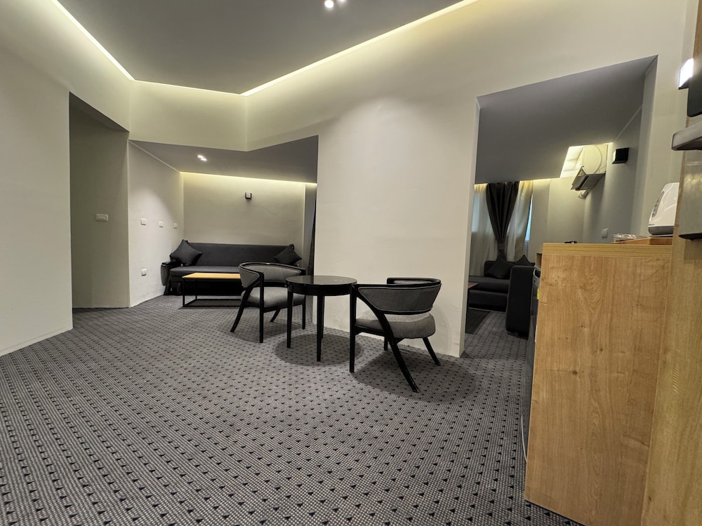 Executive Room thumbnail 5
