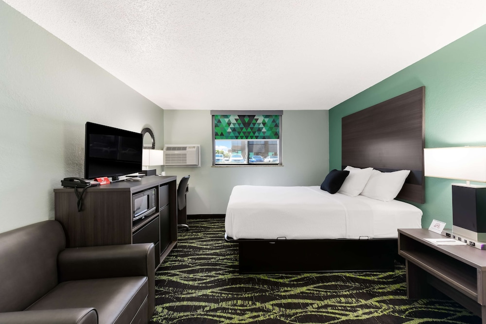 Suite, 1 Queen Bed, Non Smoking - Photo 11