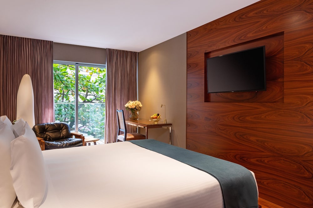 Superior Room, 1 King Bed, Courtyard View thumbnail 5