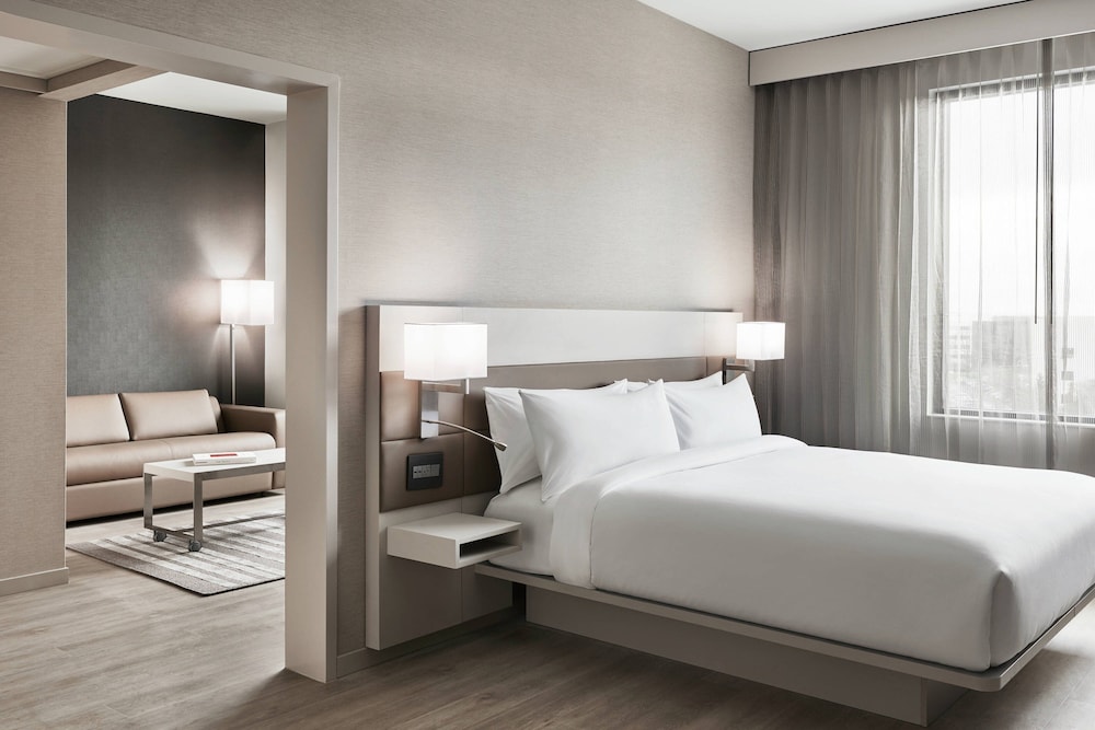 Suite, 1 Bedroom - Photo 2
