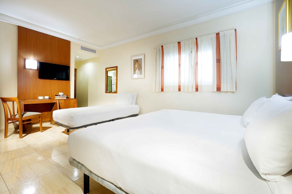 Triple Room (2 adults, 1 child) photo 2