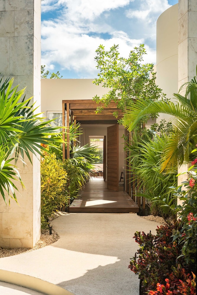 Presidential Suite (Lagoon) thumbnail 5
