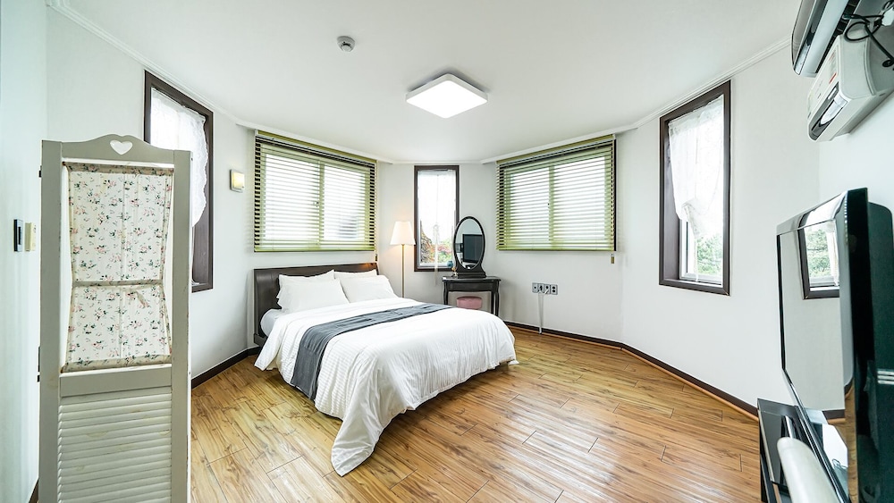 Room (103 Family) photo 3