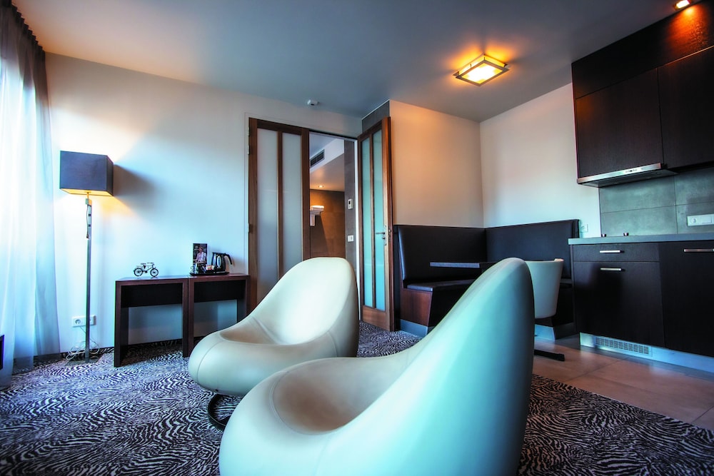 Apartment, Multiple Beds, Kitchen - Photo 2