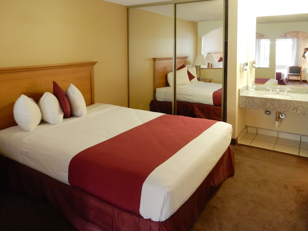 Standard Room, Non Smoking, Pool View - Photo 2