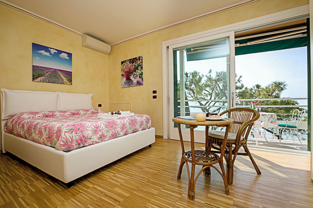 Family Apartment, Multiple Bedrooms, 2 Bathrooms, Lakeside (Casa Bel Tramonto)