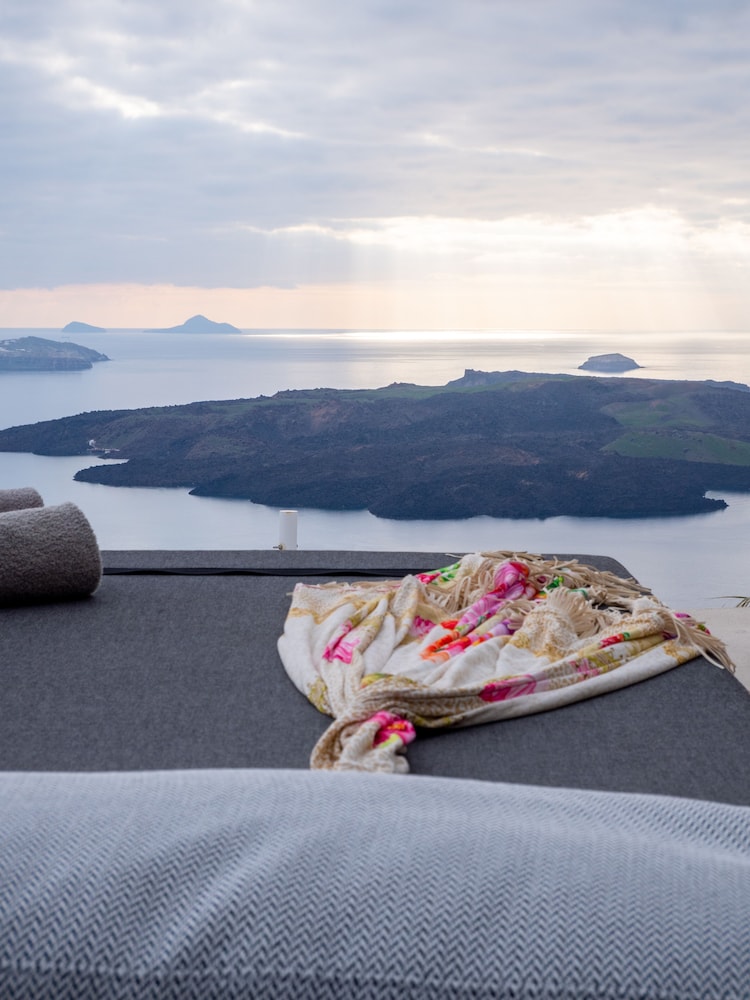 Cave Suite, Caldera View, Outdoor Hot Tub - Photo 10