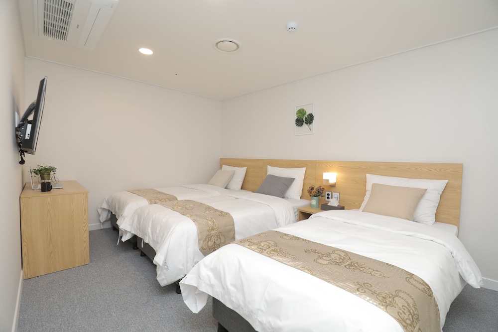 Economy Triple Room, No Windows - Photo 3