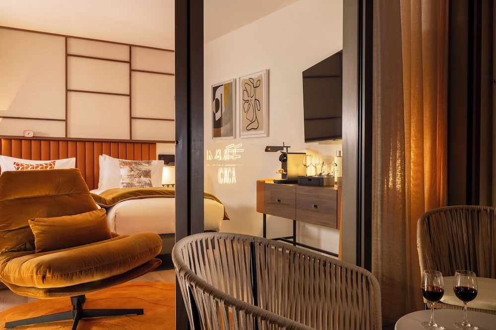 Classic Room with Balcony thumbnail 5