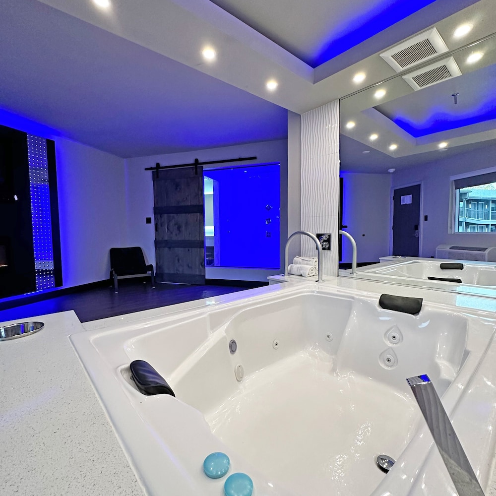 Presidential Jacuzzi Suite photo 3