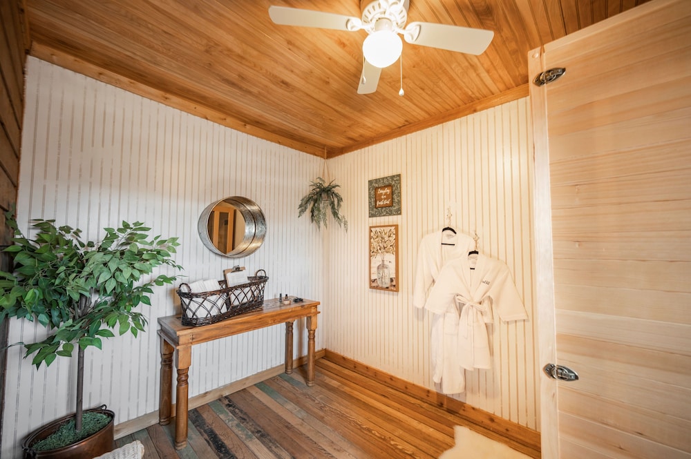 Signature Cabin, 1 Bedroom, Hot Tub, Hill View