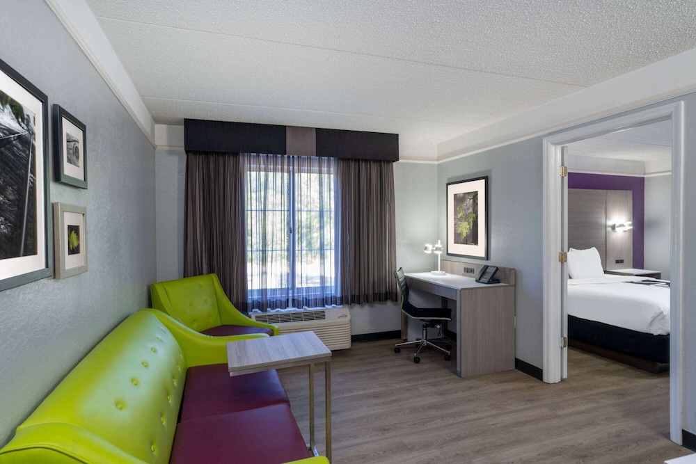 Family Suite, 1 King Bed, Non Smoking - Photo 3