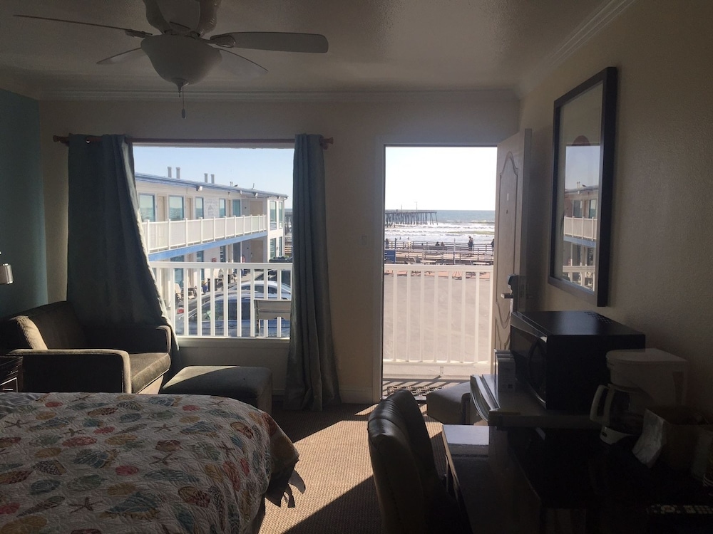 Standard Room, 1 King Bed photo 2