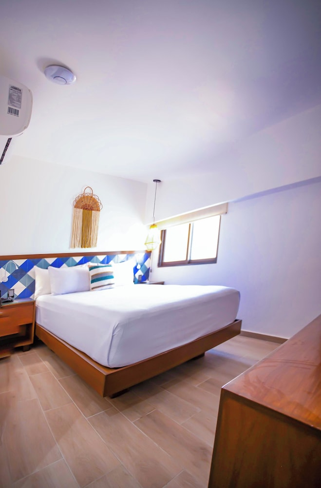 Superior Room, 1 Queen Bed, Refrigerator - Photo 10
