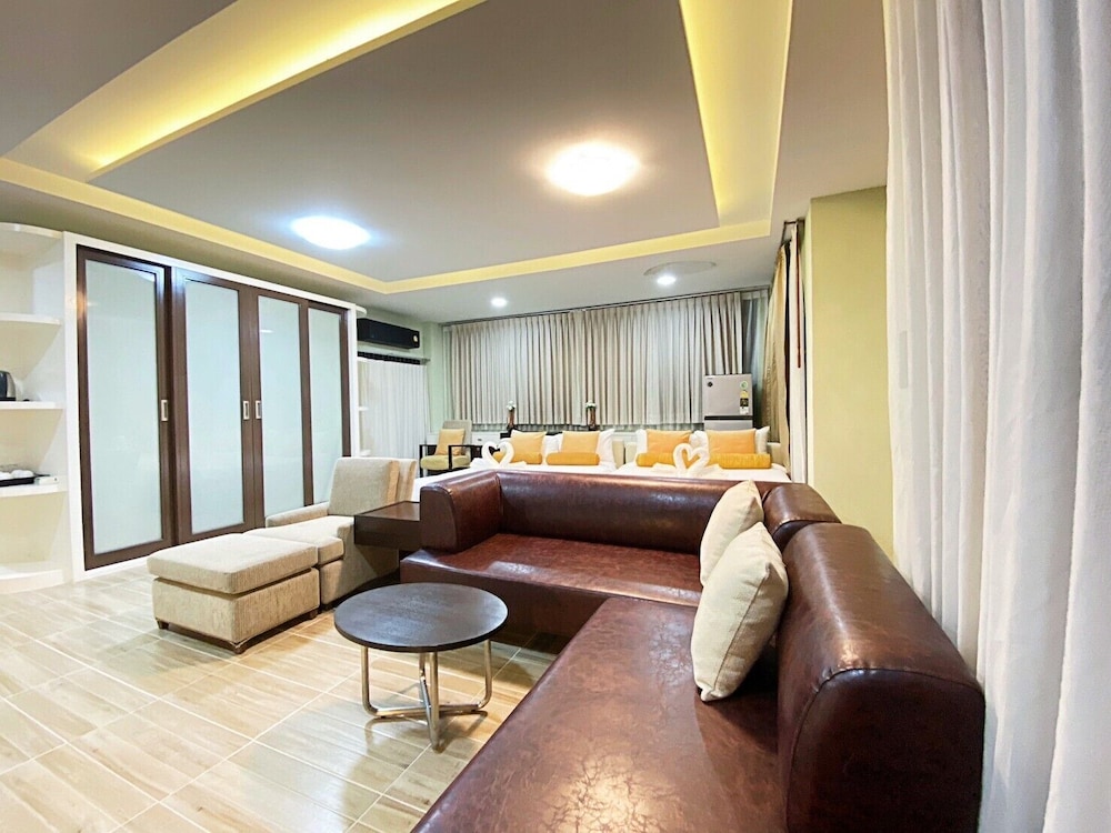 VIP Family Room - Photo 3