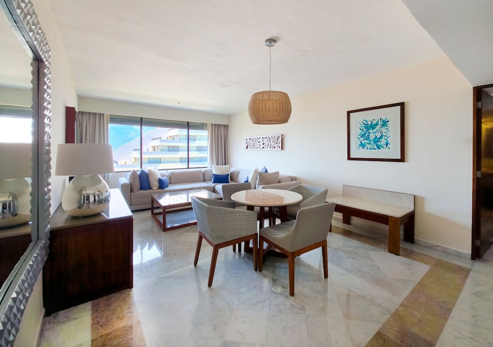 Family Suite with Balcony - Photo 1