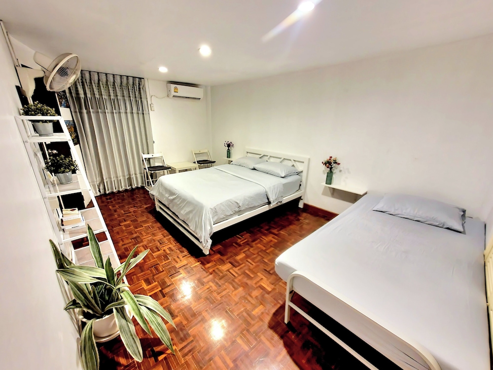 Standard Twin Room, Multiple Beds, Shared Bathroom photo 3