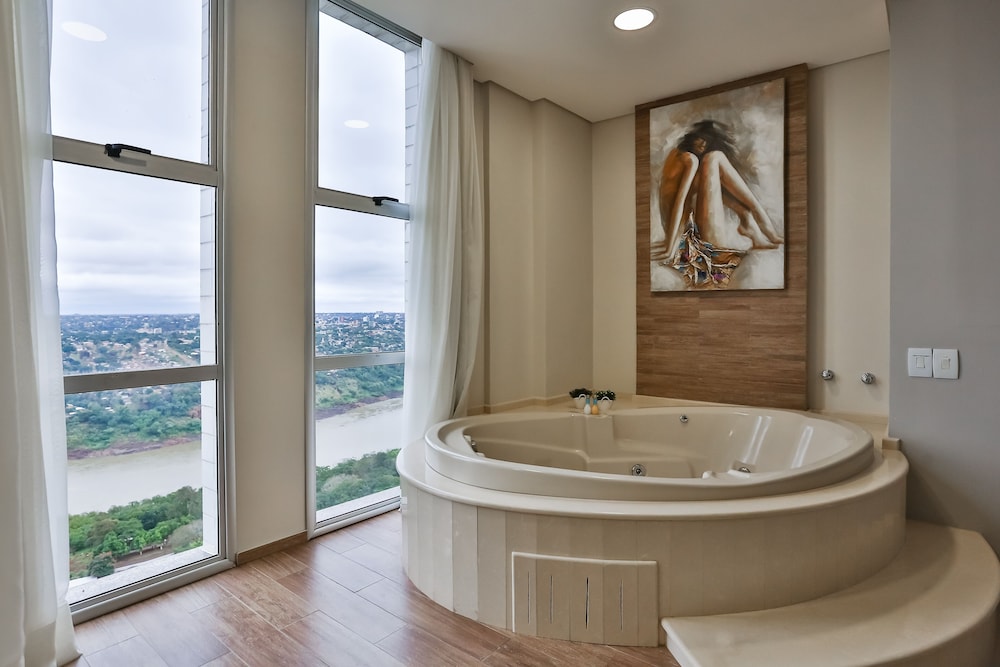 Royal Suite, Jetted Tub thumbnail 5