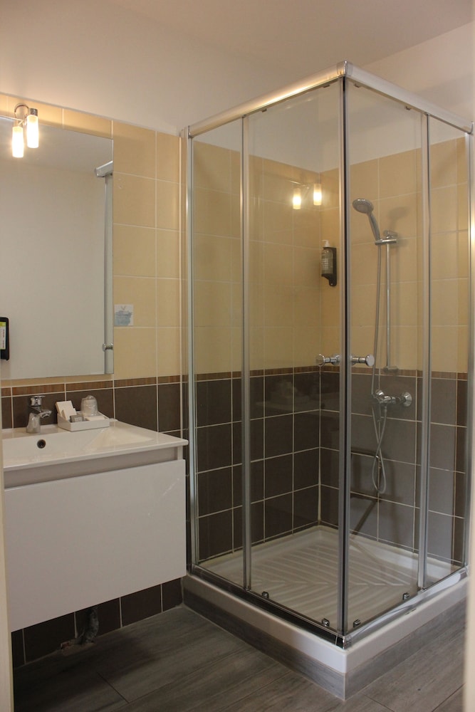 Standard Double Room - Photo 7