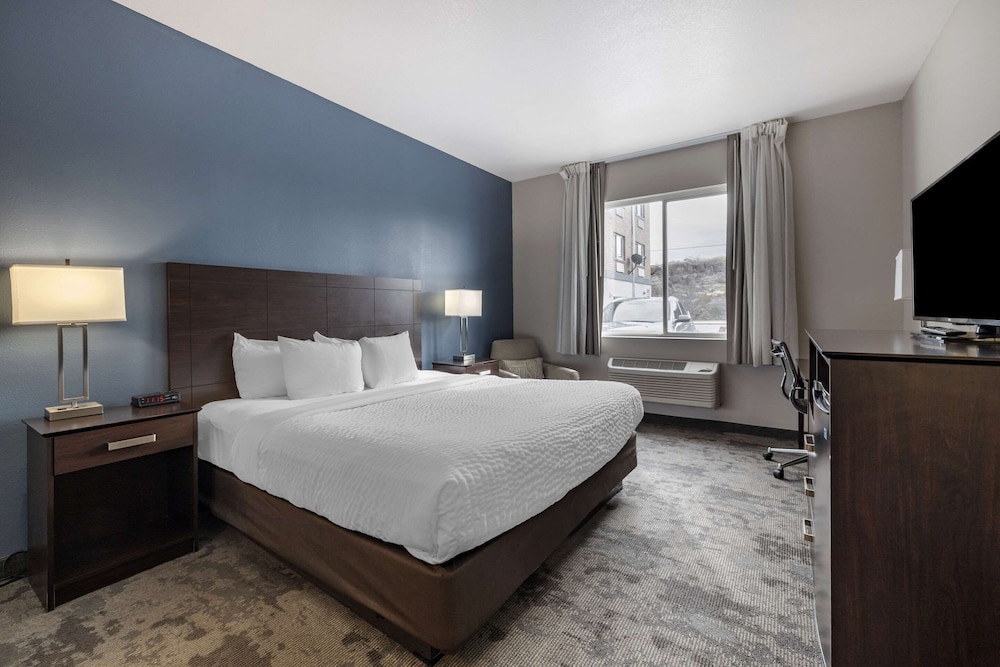 Business Room, 1 King Bed, Non Smoking - Photo 1