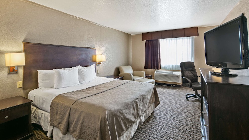 Standard Room, 1 King Bed, Accessible, Refrigerator & Microwave - Photo 1