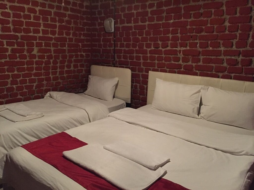 Economy Triple Room photo 2