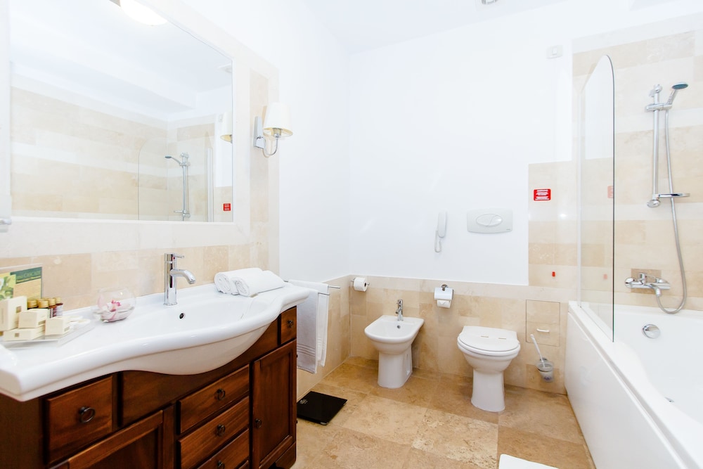 Executive Twin Room - Photo 10