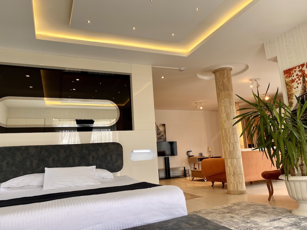 Exclusive Studio Suite, Jetted Tub, City View photo 1