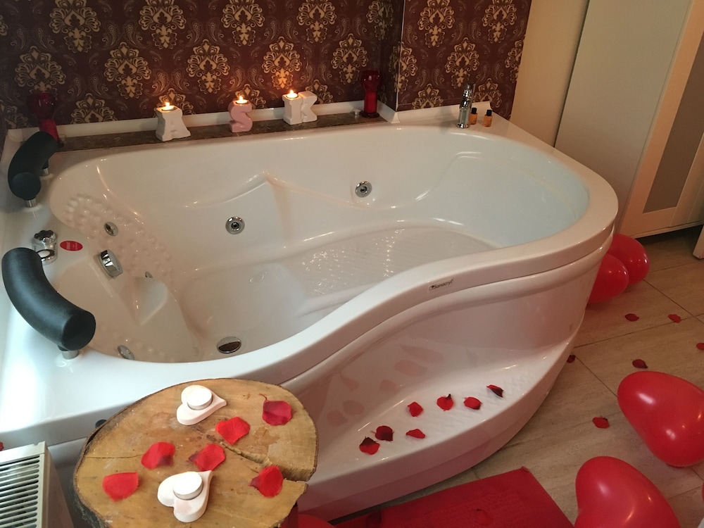 Exclusive Suite, 1 Double Bed with Sofa bed, Jetted Tub, Mountain View (Kirmizi ) photo 3