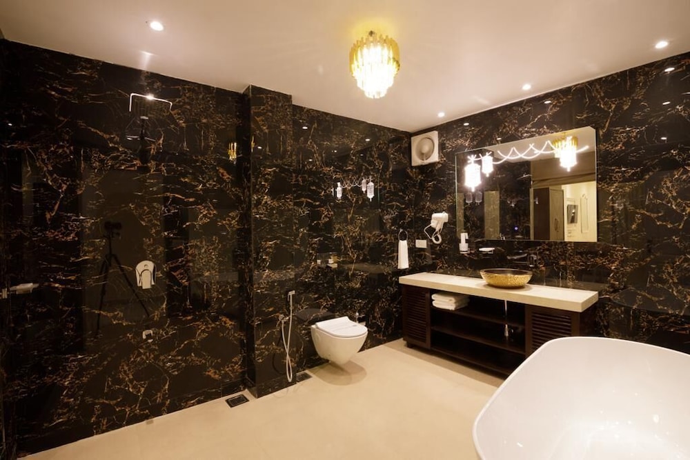 Suite Bath tub Room With Balcony & Pool photo 3