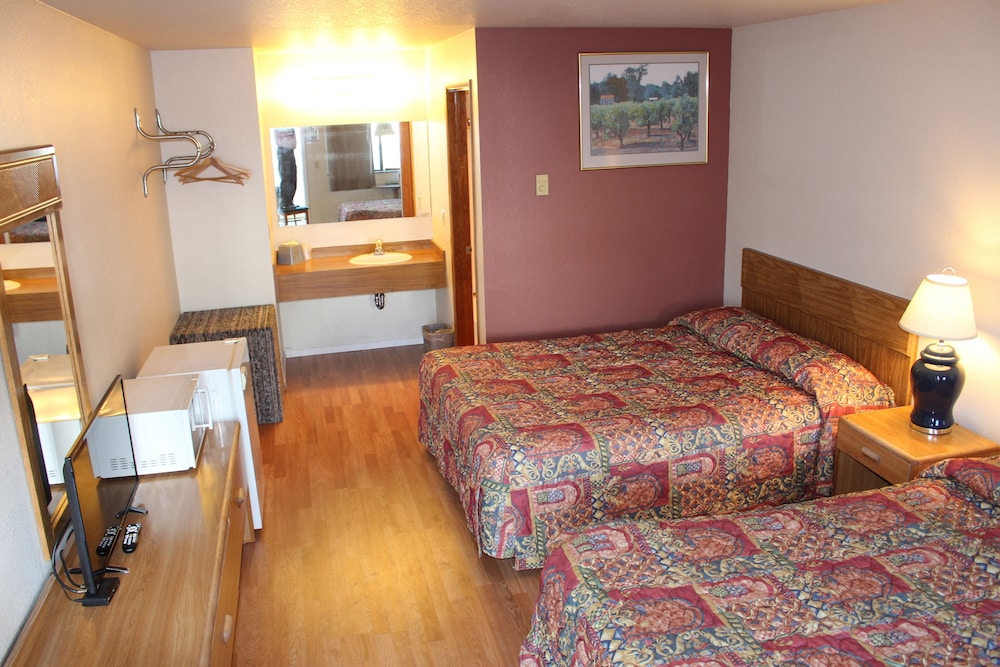 Standard Room, 2 Queen Beds, Non Smoking (Not Pet Friendly) photo 3