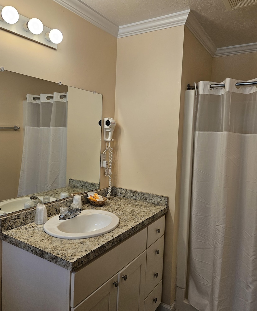 1 King & 1 Full Bed with Kitchenette and Deck photo 2