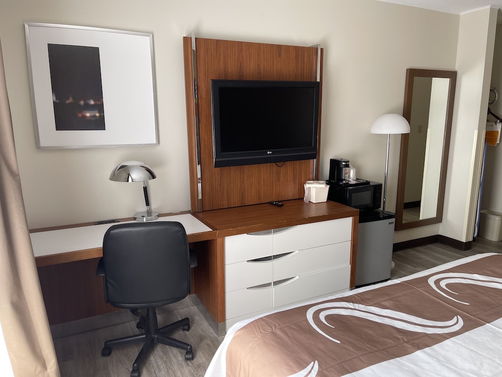 Standard Room, 1 King Bed, Non Smoking - Photo 3