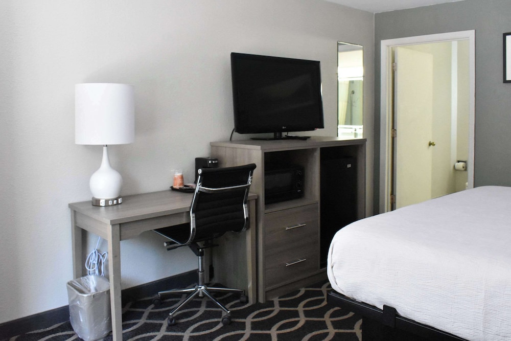 Standard Room, 1 King Bed, Non Smoking - Photo 5