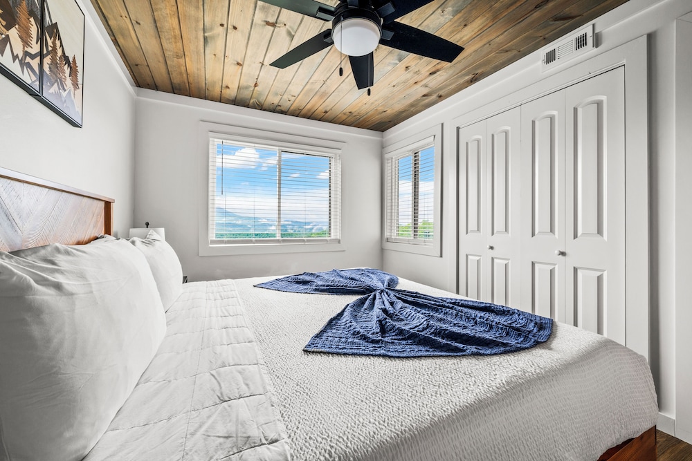 Cozy Bear | Gatlinburg Condo, King Bed, Pool & Mountain Views photo 1