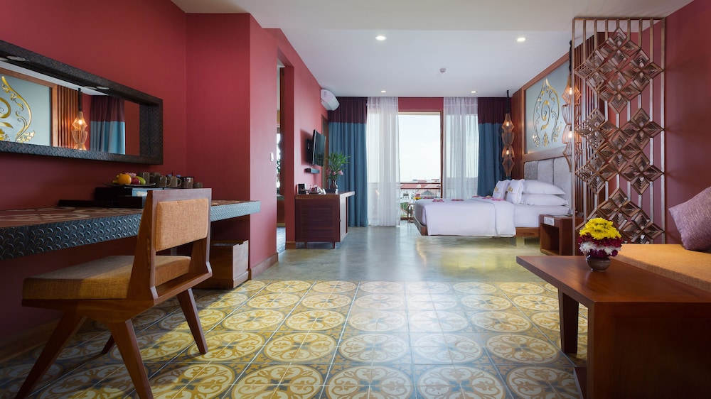 Luxury Suite, Bathtub, Balcony with City View photo 1