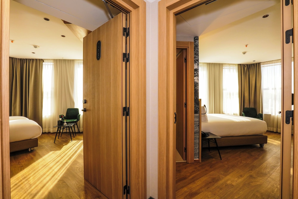 Family Room, 2 Bedrooms, City View