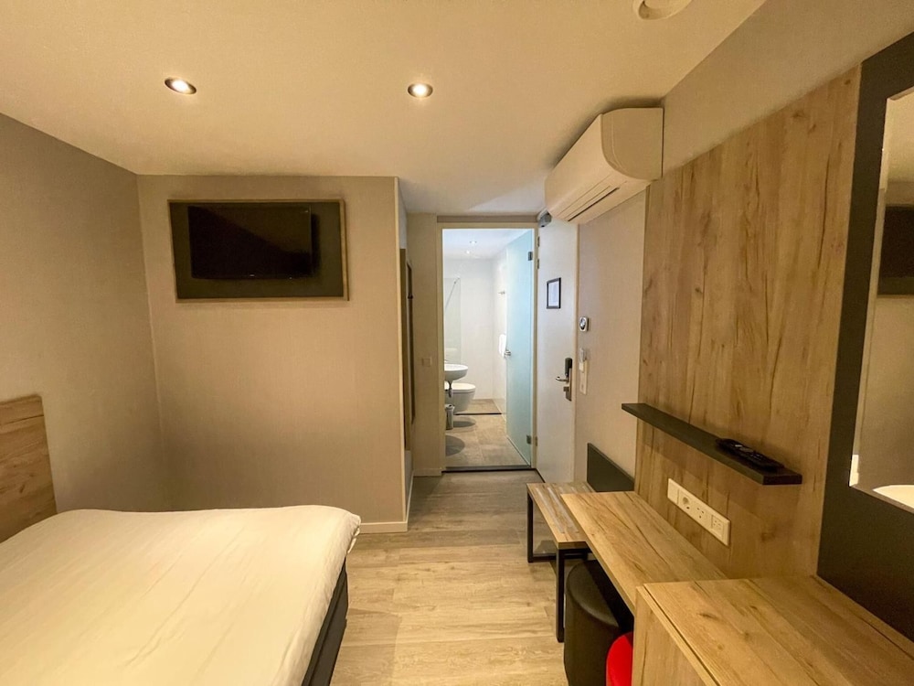 Small Double Room without window photo 2