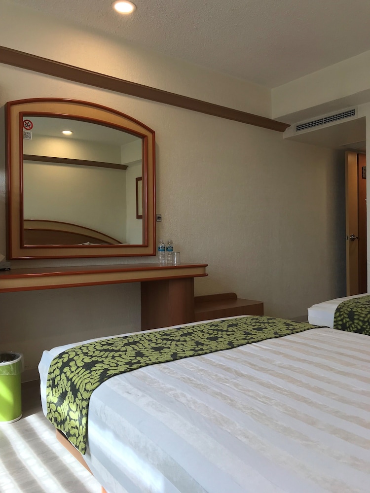 Deluxe Quadruple Room, 2 Double Beds, Non Smoking photo 3