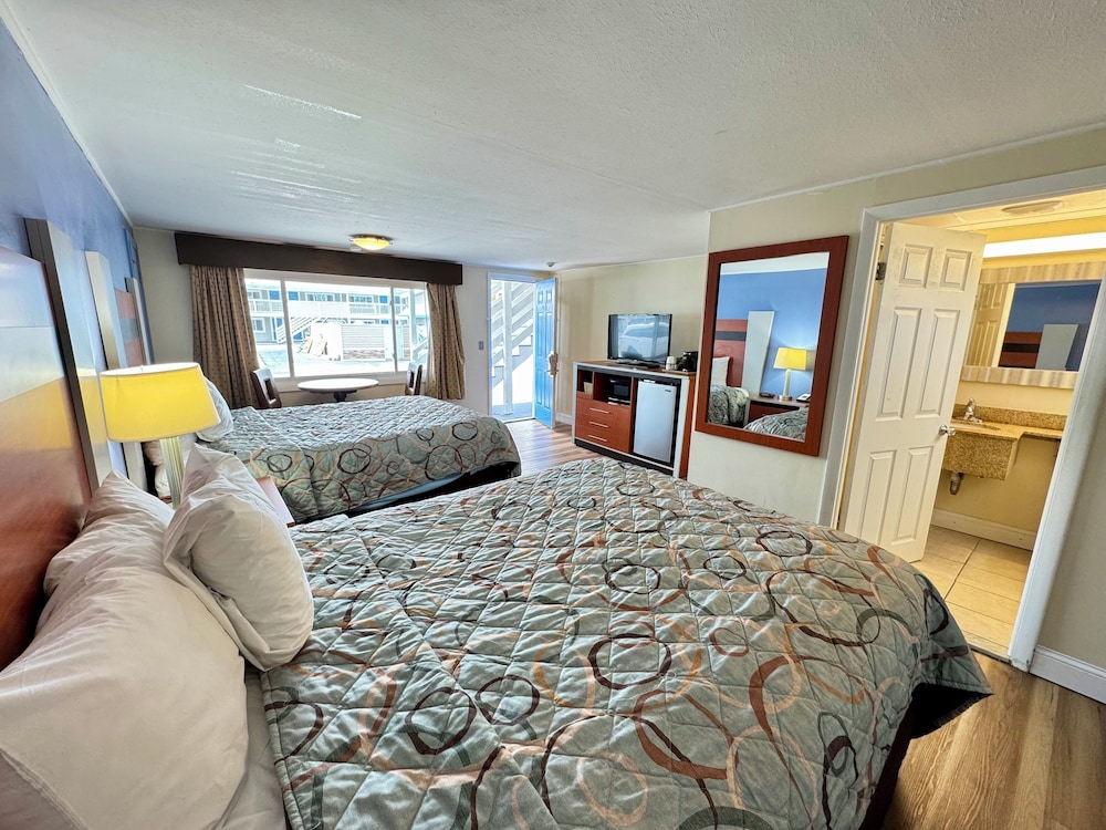 Room, 2 Queen Beds, Non Smoking - Photo 1
