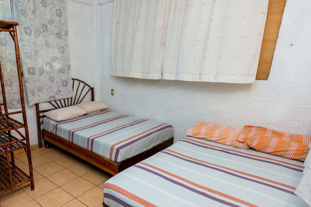 Basic Bungalow, 2 Bedrooms, Smoking, Kitchenette photo 3