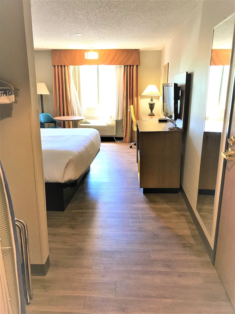 Standard Room, 1 King Bed - Photo 5