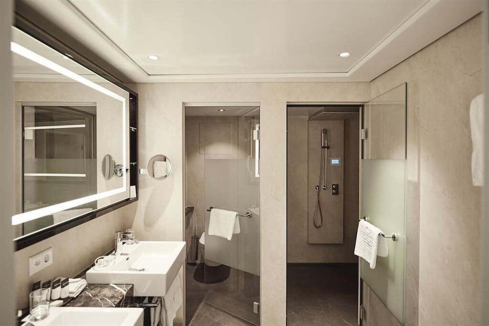 Lifestyle Suite With River View and Plaza view - Photo 2